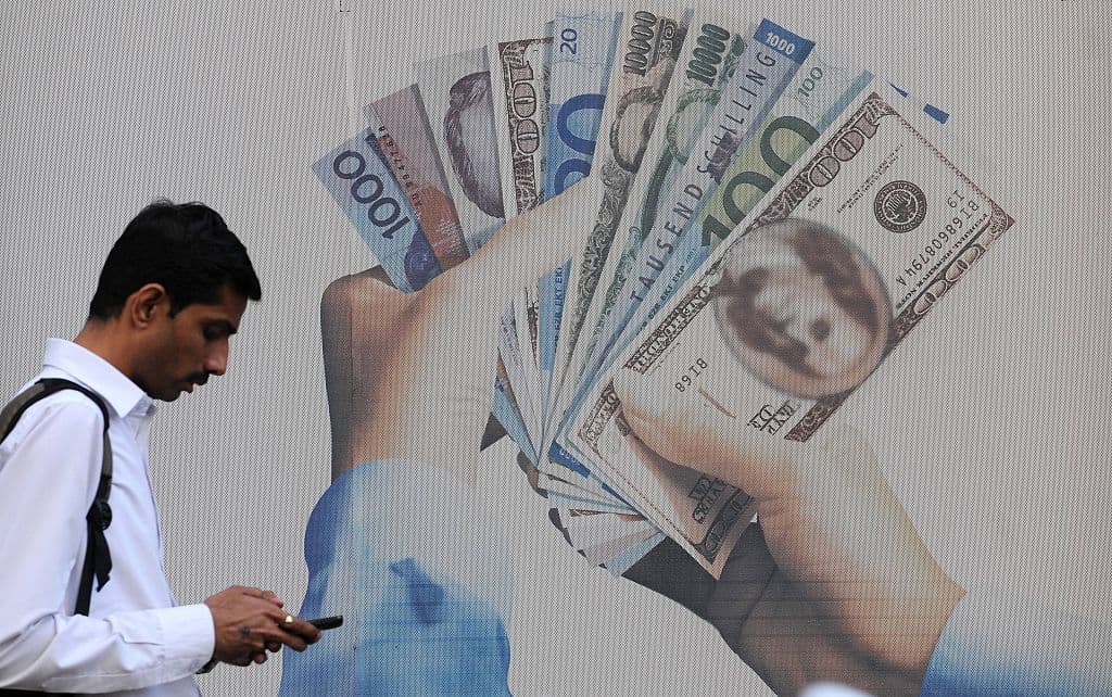 <b>Posición 1: India</b>. De acuerdo con el reporte del Banco Mundial, el país del sur de Asia recibió 
<b>$83,000 millones en remesas en 2020</b>. El principal país receptor de la región por un amplio margen, las remesas disminuyeron apenas un 0.2% en 2020, principalmente debido a una caída del 17% en los envíoss provenientes de los Emiratos Árabes Unidos, que contrarrestaron los flujos positivos desde Estados Unidos y otros países anfitriones.