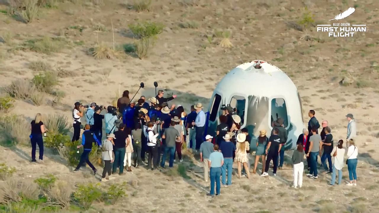 Encabezados por Bezos, los viajeros salieron sonrientes de la cápsula, abrazaron a sus familiares y festejaron con botellas de vino espumante.