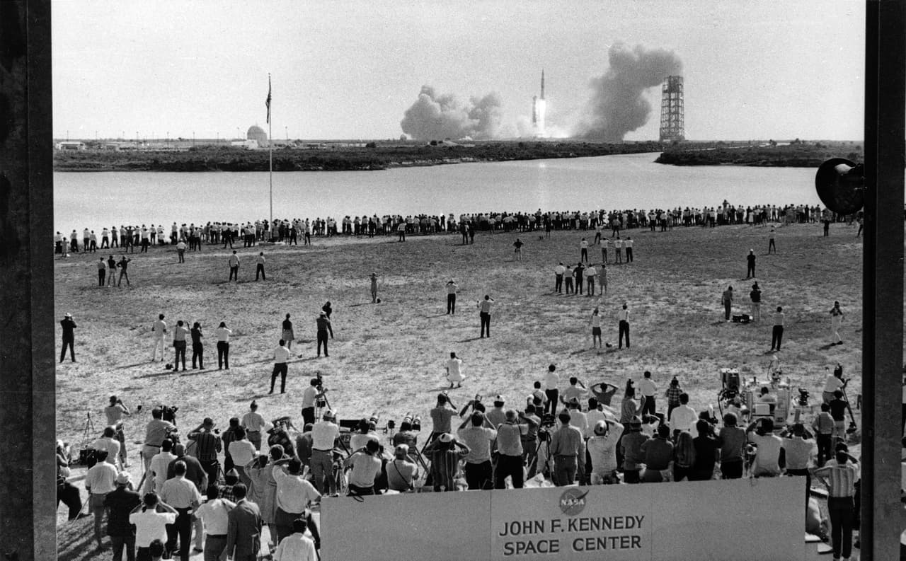 El cohete Saturno V, que impulsó la misión Apollo 11 al espacio, al momento del despegue a las 9:32 AM (EST) del 16 de julio de 1969. Este propulsor estaba compuesto de varias etapas que se deprenderían de la nave a medida que agotaran el combustible. El lanzamiento se realizó desde el complejo de NASA en Cabo Kennedy (nombrado así por el presidente fallecido) en el estado de Florida.