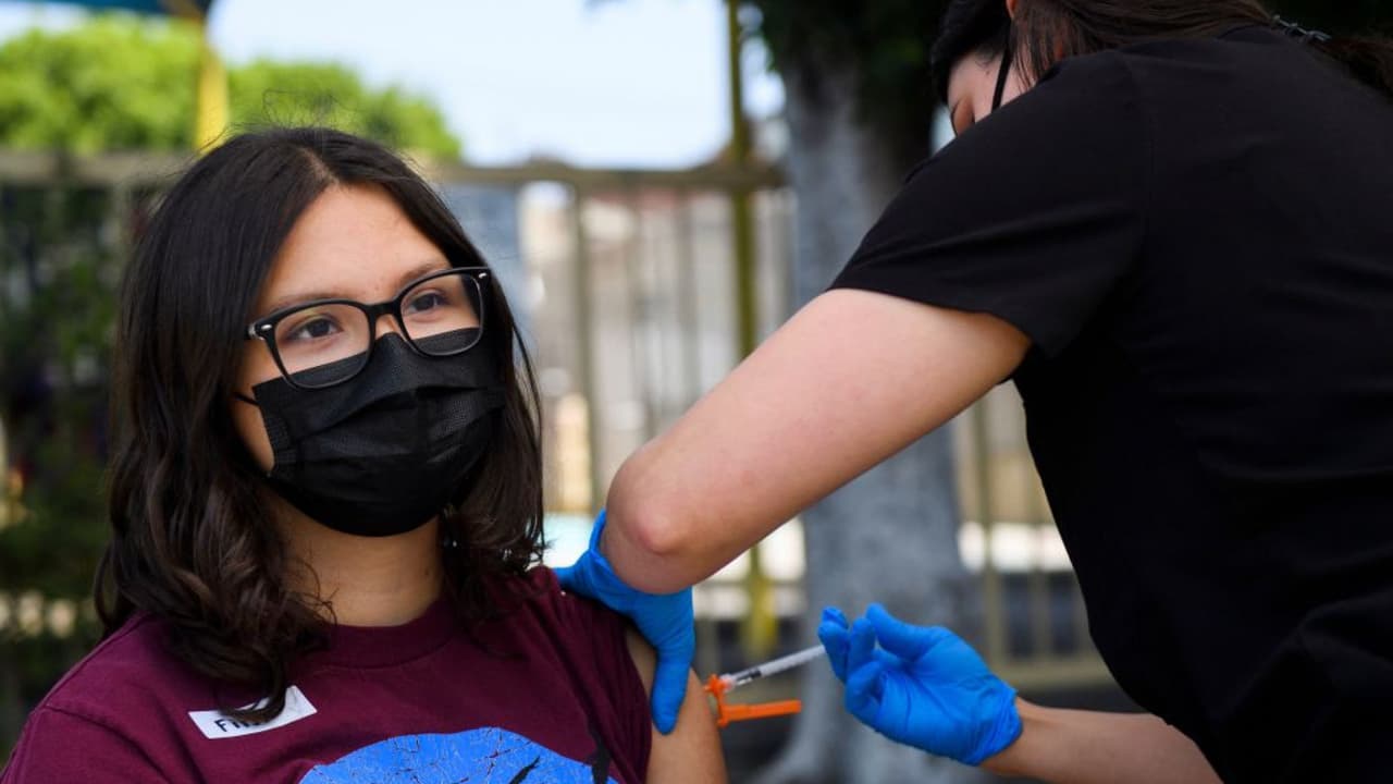 ¿Vacuna obligatoria para estudiantes de LAUSD? Este jueves discuten si se implementa ese mandato