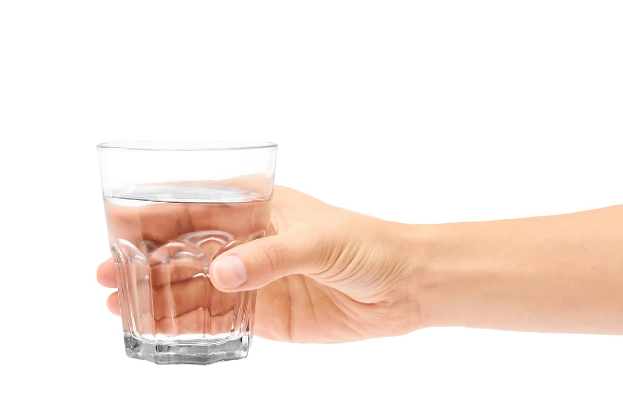 <b>No comparta utensilios o toallas:</b> use sus propios platos, vasos, cubiertos, toallas y ropa de cama, y deben lavarse a fondo con agua y jabón después del uso.