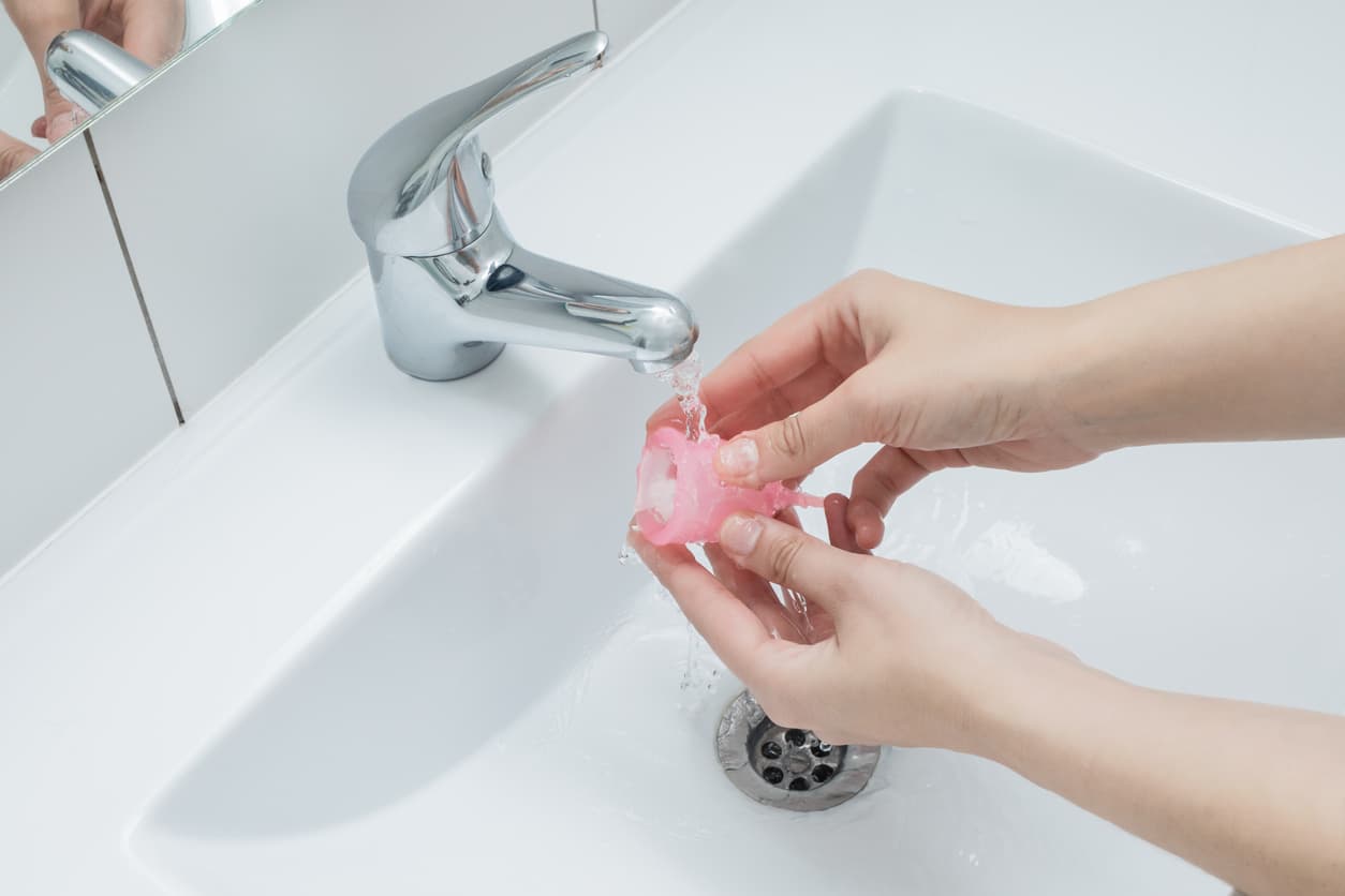 En los últimos años, la 
<b>copa menstrual</b> se ha convertido en la principal alternativa a las toallas o compresas y los tampones. Se trata de una pequeña copa de silicona o latex que puede usarse durante 12 horas seguidas. Después debe lavarse, esterilizarse tras cada periodo y 
<b>se puede reusar durante una década</b>. Por eso es una opción muy sostenible tanto económica como medioambientalmente.