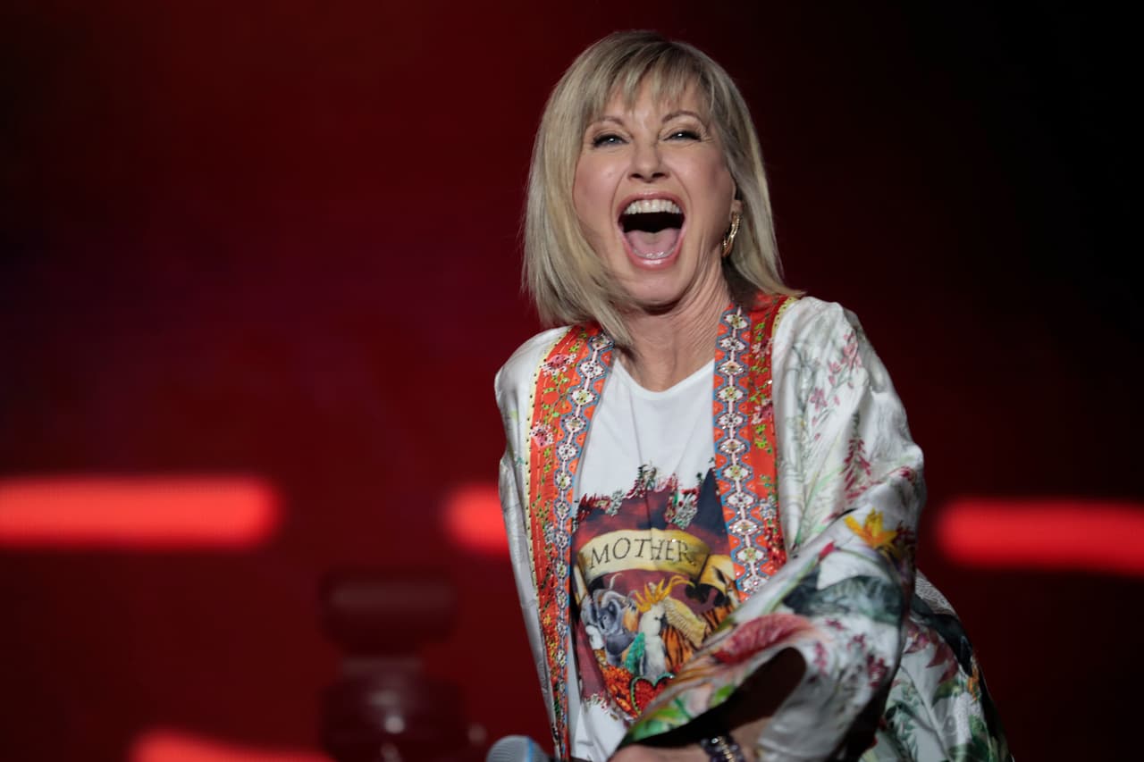 En 1971, Olivia Newton-John hizo una versión de “If Not for You” de Bob Dylan y comenzó una estrecha colaboración con un amigo de Australia, John Farrar, quien produjo la canción y luego escribió “You’re the One That I Want”, “Magic” y otros éxitos para ella. En 1992, mientras preparaba una gira de conciertos, su padre murió y a ella le diagnostican cáncer de mama.
<br>