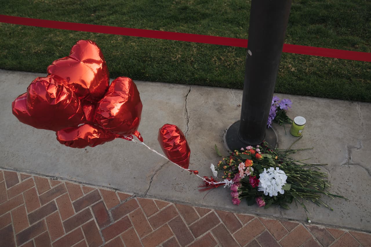 Un monumento improvisado en el Ayuntamiento de Monterey Park para las víctimas del tiroteo mortal, el quinto masivo en lo que va de año.