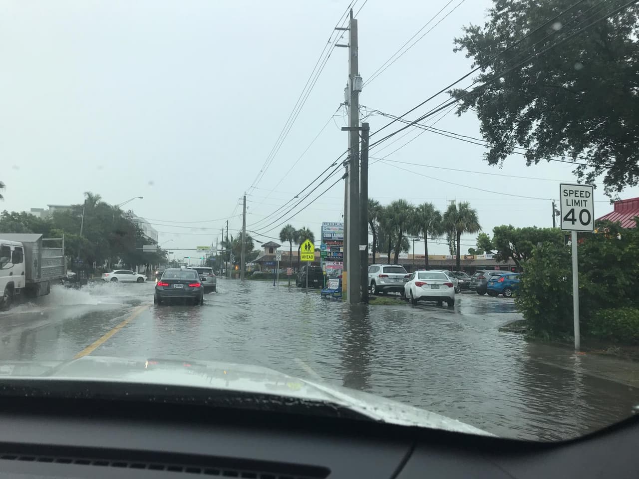 En la tarde del lunes se han visto chubascos que han afectado una gran parte de la zona urbana del sur de Florida. También ha habido zonas con descargas eléctricas.
<br>