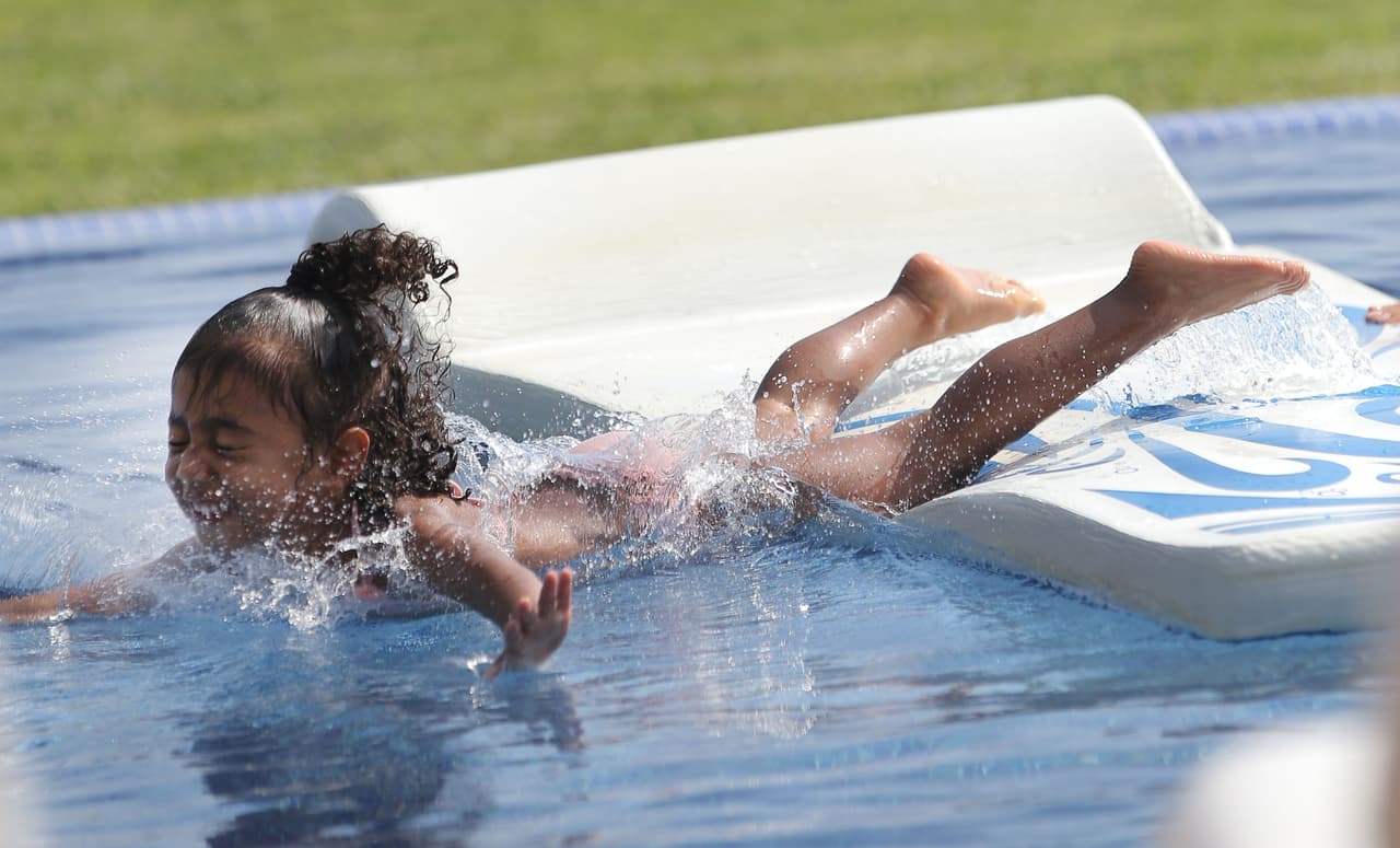 Pasándola genial en la piscina.