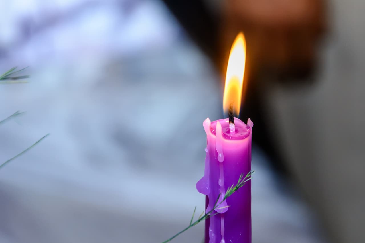 El morado se vincula con lo religioso, la meditación, concentración y la renovación espiritual. Ayudan a aumentar nuestra fortaleza, valentía, autoconfianza o seguridad en uno mismo. Es una empoderación a otra nivel que generará un cambio importante en nosotros.