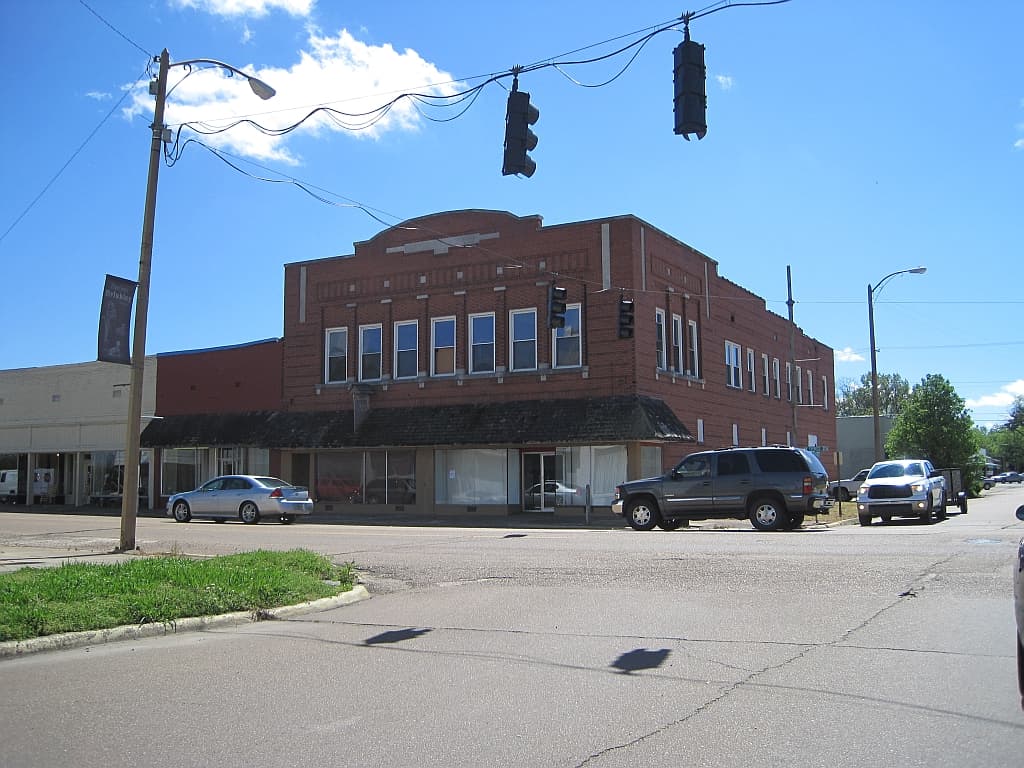 <h3 class="cms-H3-H3">22. Brinkley, Arkansas</h3>
<br>
<br>🏡
<b> Cambio en la población de 2010 a 2020: </b>-20.3%
<br>
<br>🏡 
<b>Población total: </b>3,182 en 2010; 2,537 en 2020.
<br>
<br>🏡
<b> Ingreso medio por hogar:</b> N/D
<br>
<br>🏡 
<b>Tasa de pobreza:</b> N/D
<br>
<br>🏡 
<b>Tasa de desempleo, promedio en los últimos cinco años: </b>N/D
<br>