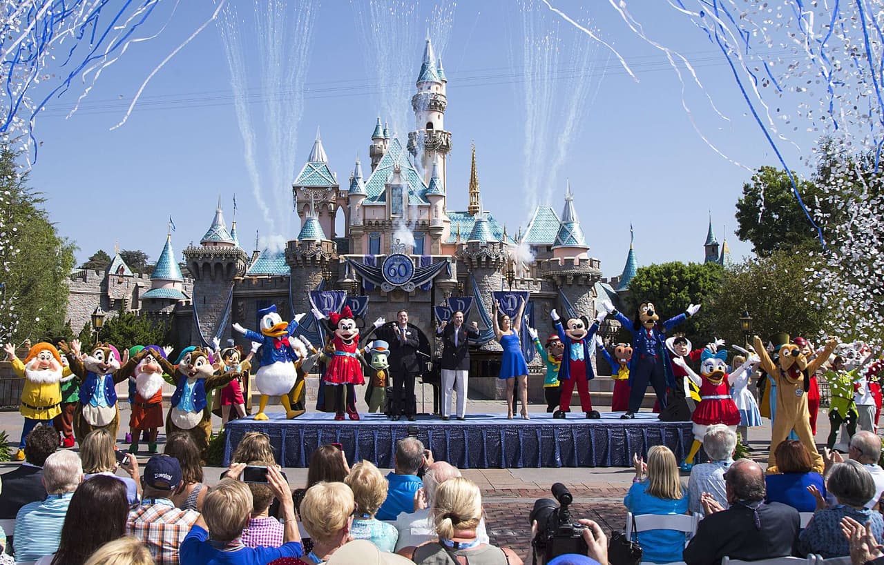 Funcionarios de la Compañía Diseny anunciaron desde finales del año pasado un plan para reanudar las operaciones de los parques temáticos Disneyland, California Adventure ubicados en en Anaheim, una vez se diera luz verde para hacerlo.