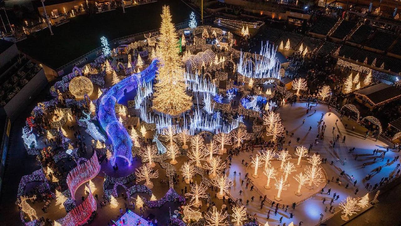 <b>Enchant Christmas</b>
<br>Cuándo: 24 de noviembre al 31 de diciembre 
<br>Dónde: Salt River Fields, Scottsdale
<br>Costo: A partir de $25.50
<br>
<a href="https://enchantchristmas.com/scottsdale-az-salt-river-fields/" target="_blank">Más detalles en este enlace.</a>