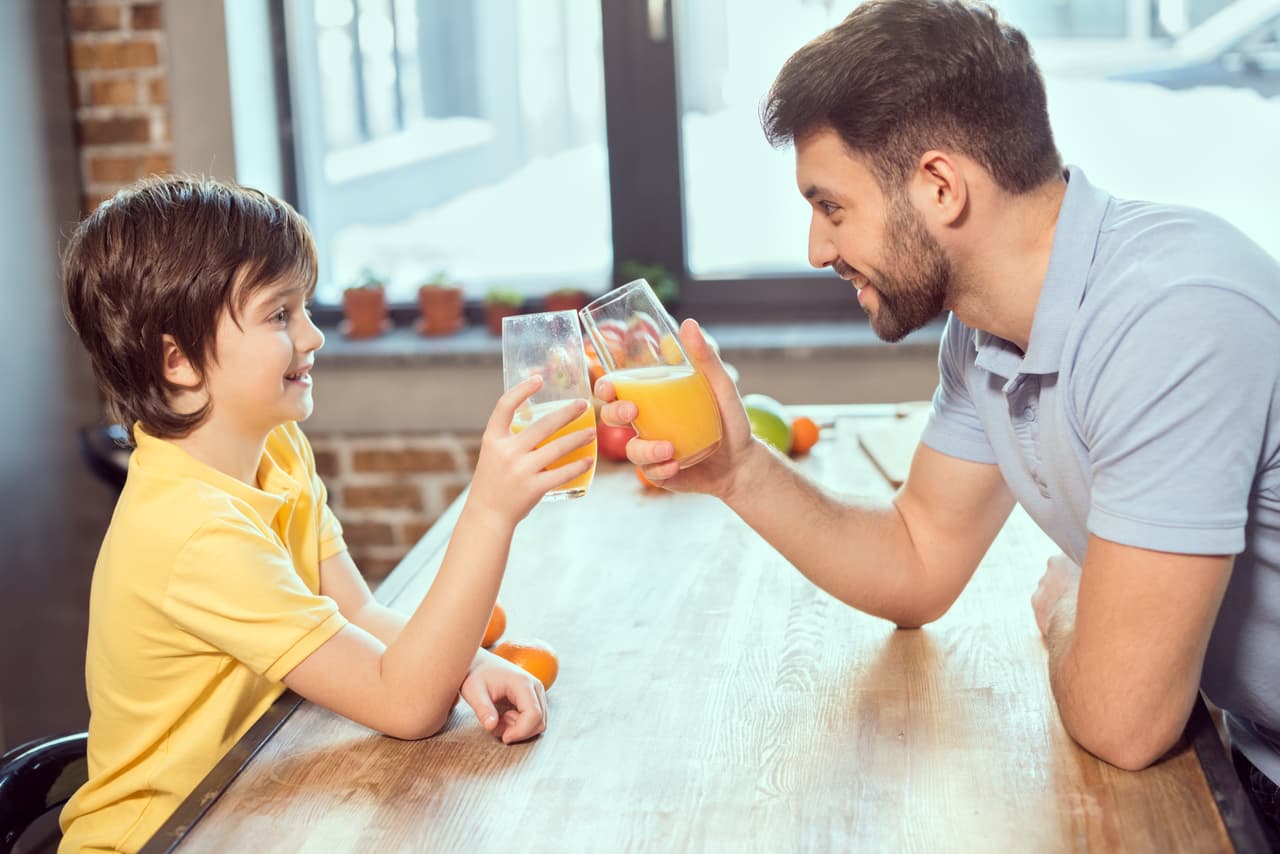 <ol>
 <li>Deja de usar pajillas de plástico (pitillos, pajitas o sorbetes). Cada día se usan más de 500,000,000 pajitas de plástico en los Estados Unidos que terminan en un cubo de basura unos cuantos minutos después y perduran por décadas en el medio ambiente. Si por alguna razón sientes que las necesitas, hay pajillas de bambú que se pueden adquirir y son reutilizables. </li>
</ol>