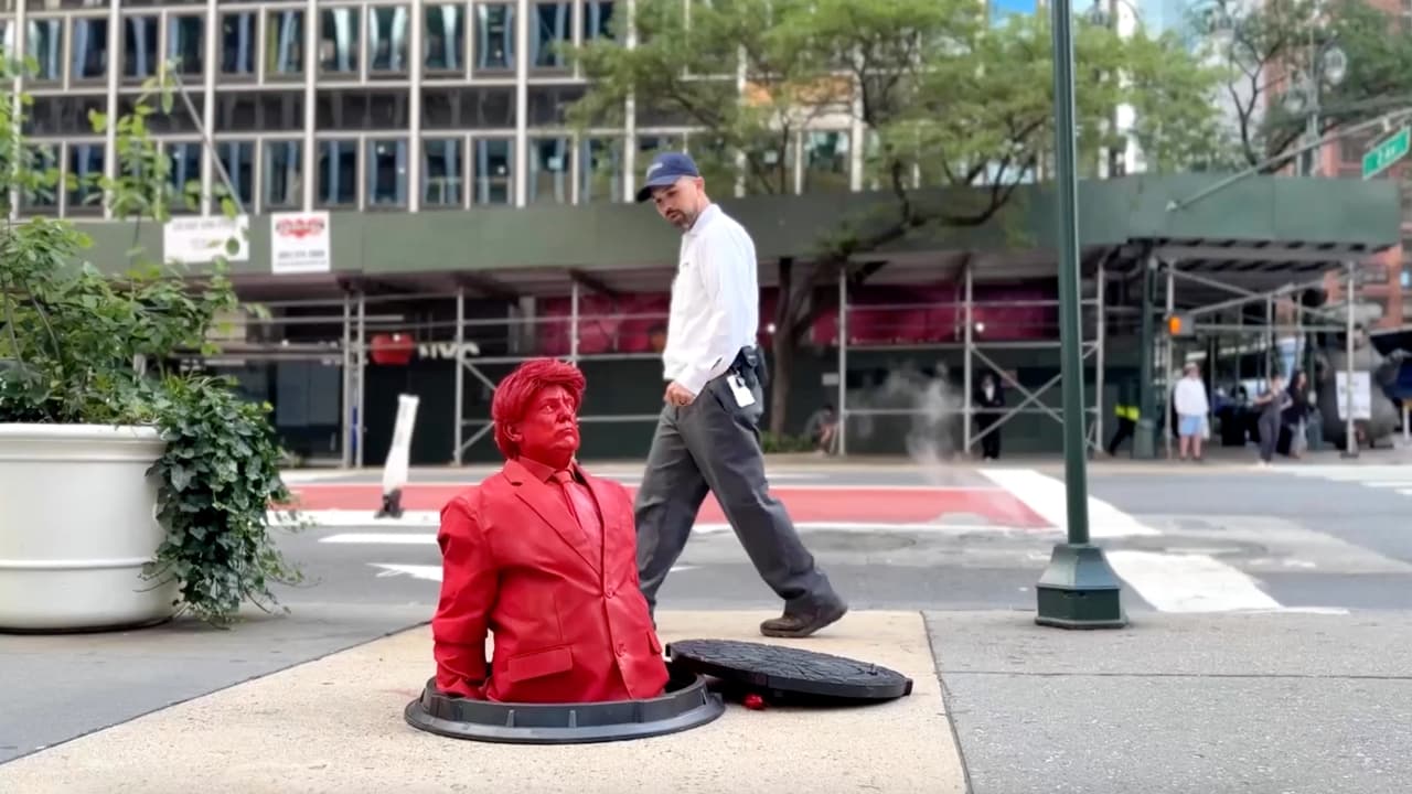 Escultura de Trump saliendo de una alcantarilla aparece en una calle de Nueva York