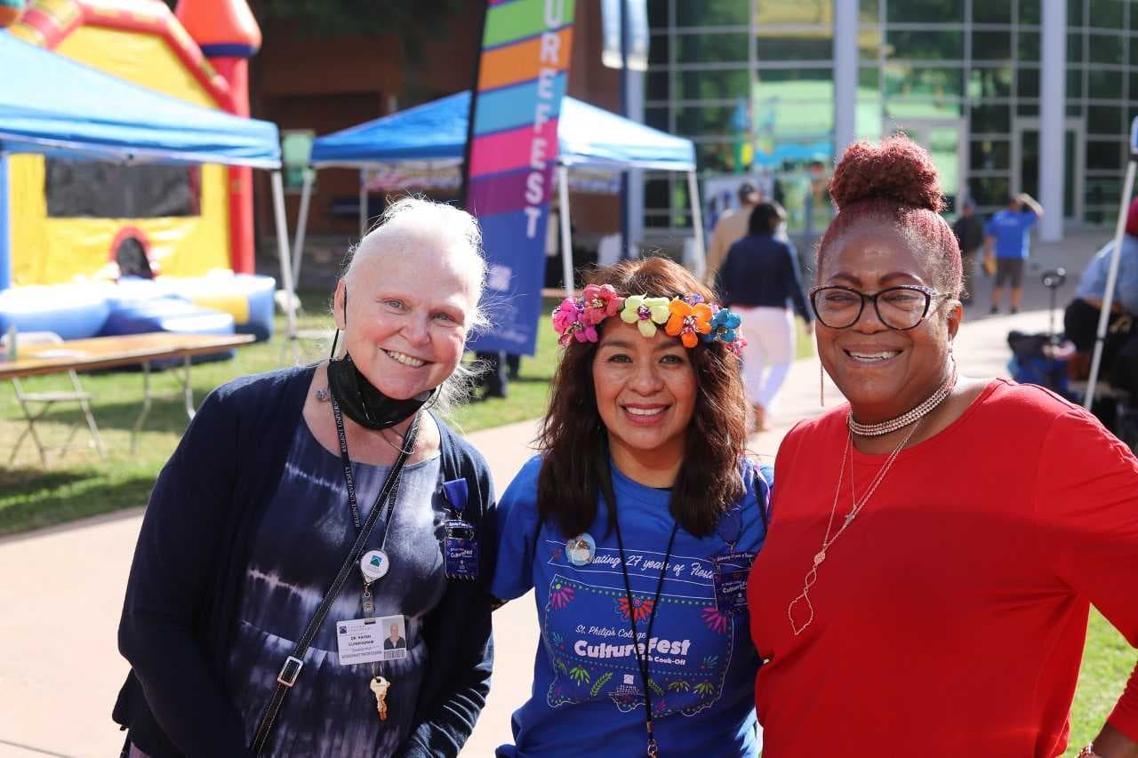 <h2 class="cms-H2-H2">St. Phillip’s College CultureFest and Rib Cookoff</h2>
<br>
<ul>
 <li class="li1">Cuándo: 27 de abril</li>
</ul> 
<ul>
 <li class="li1">Hora: 10:00 a 16:00 horas</li>
</ul> 
<ul>
 <li class="li1">Dónde: St. Phillip’s College</li>
</ul> 
<ul>
 <li class="li1">Qué es: Usa el traje tradicional de tu cultura y vente a probar las mejores costillas de San Antonio.</li>
</ul> 
<ul>
 <li class="li1">Costo: Gratis</li>
</ul>