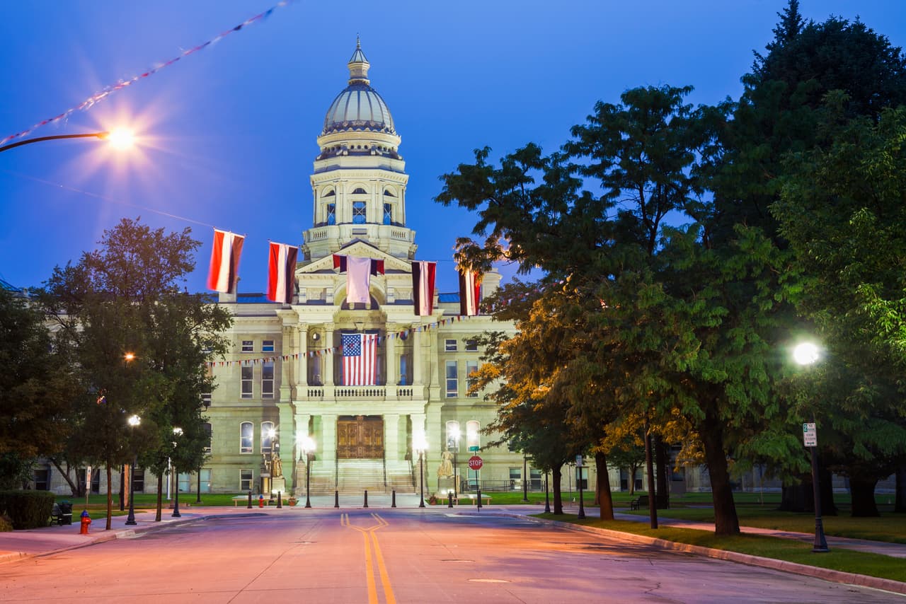 <b>Puesto 20: Cheyenne, Wyoming.</b> Esta ciudad tiene el viaje más corto hacia el trabajo ida y vuelta del país, dos horas y 28 minutos a la semana. Su densidad de población la decimoctava más baja: 37.1 personas por milla cuadrada.
<br>