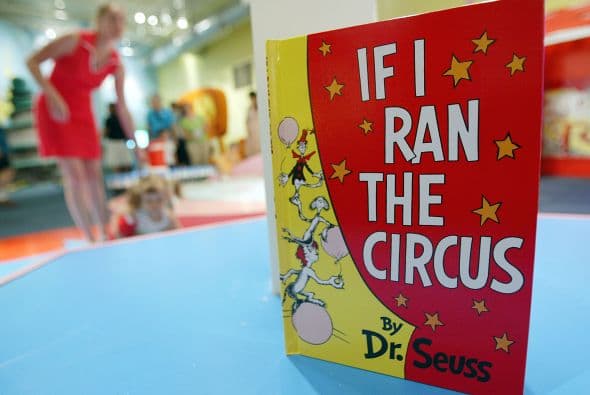 Dr. Seuss, estadounidense, es uno de los escritores de libros infantiles más conocidos de todo el mundo. Con su cumpleaños, el 2 de marzo, comienza todos los años el Mes Nacional de la Lectura. Escribió numerosos libros infantiles que además han sido convertidos en películas, especiales de televisión y obras de teatro, y personajes como el Grinch o The Cat in the Hat, son muy conocidos. Entre sus libros más conocidos están How The Grinch Stole Christmas y The Cat in the Hat.