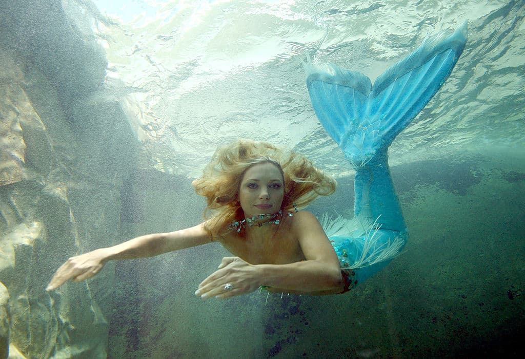 <b>5. SIRENAS</b>
<br>Desde la antigüedad clásica y más adelante en la Edad Media, estas criaturas mitológicas han empapado relatos y folclor, con su apariencia de hermosas mujeres con cola de pez en lugar de piernas que habitan en las profundidades del mar. Desde sus orígenes se les atribuía una hermosa voz con la que atraían a los marineros hacia su muerte en las rocas.