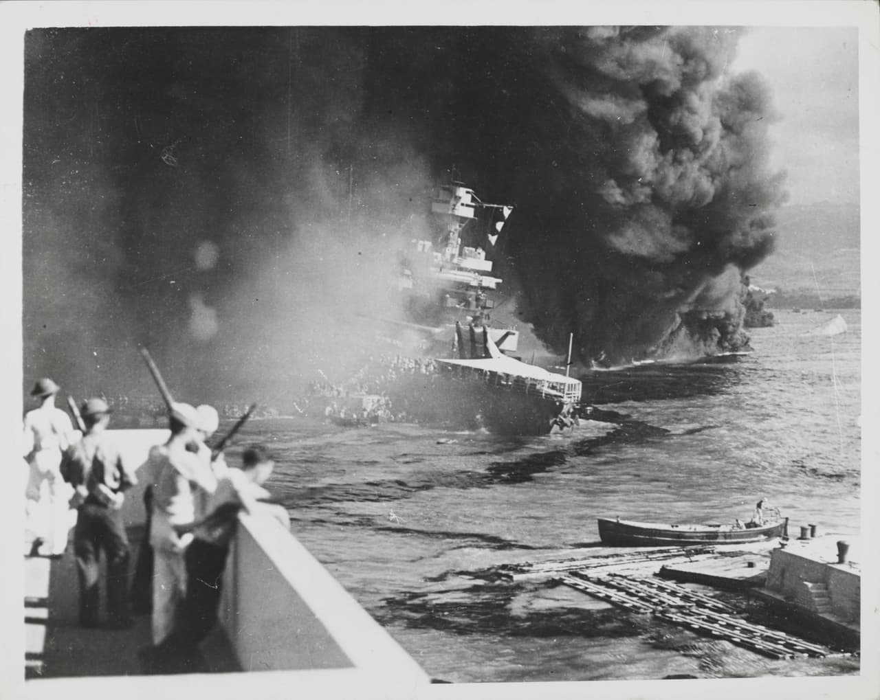La base naval fue atacada por más de 300 aeronaves japonesas que incluían cazas de combate, bombarderos y torpederos que despegaron de seis portaaviones.