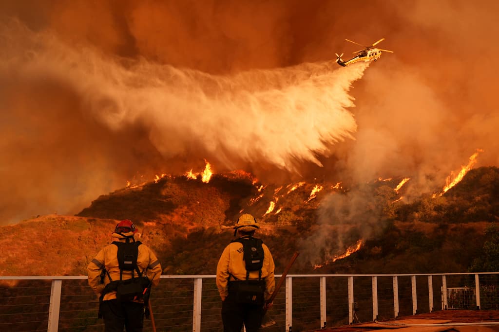 Incendios en LA: reportan al menos 16 muertos mientras ‘vientos del Diablo’ amenazan con fortalecer las llamas