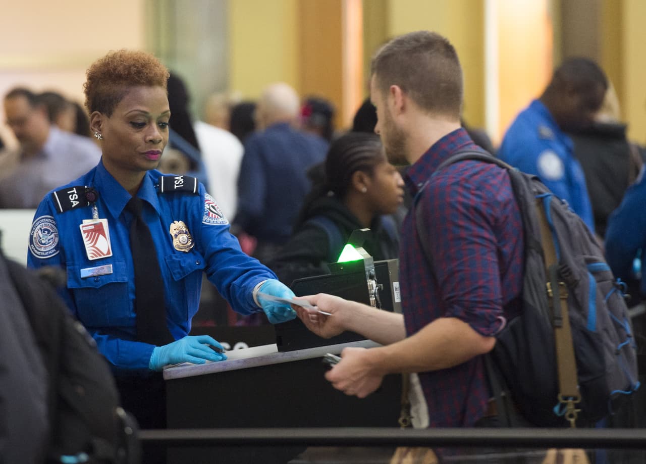 Relajarse en los aeropuertos no es una opción pues sería cuestión de tiempo la llegada a 
<b><a href="https://www.univision.com/temas/houston">Houston</a></b> de la nueva variante ómicron del covid-19. El doctor Ostrosky agrega que no le extrañaría que antes del fin de semana es escuchara sobre algún reporte positivo a nivel local.
<br>