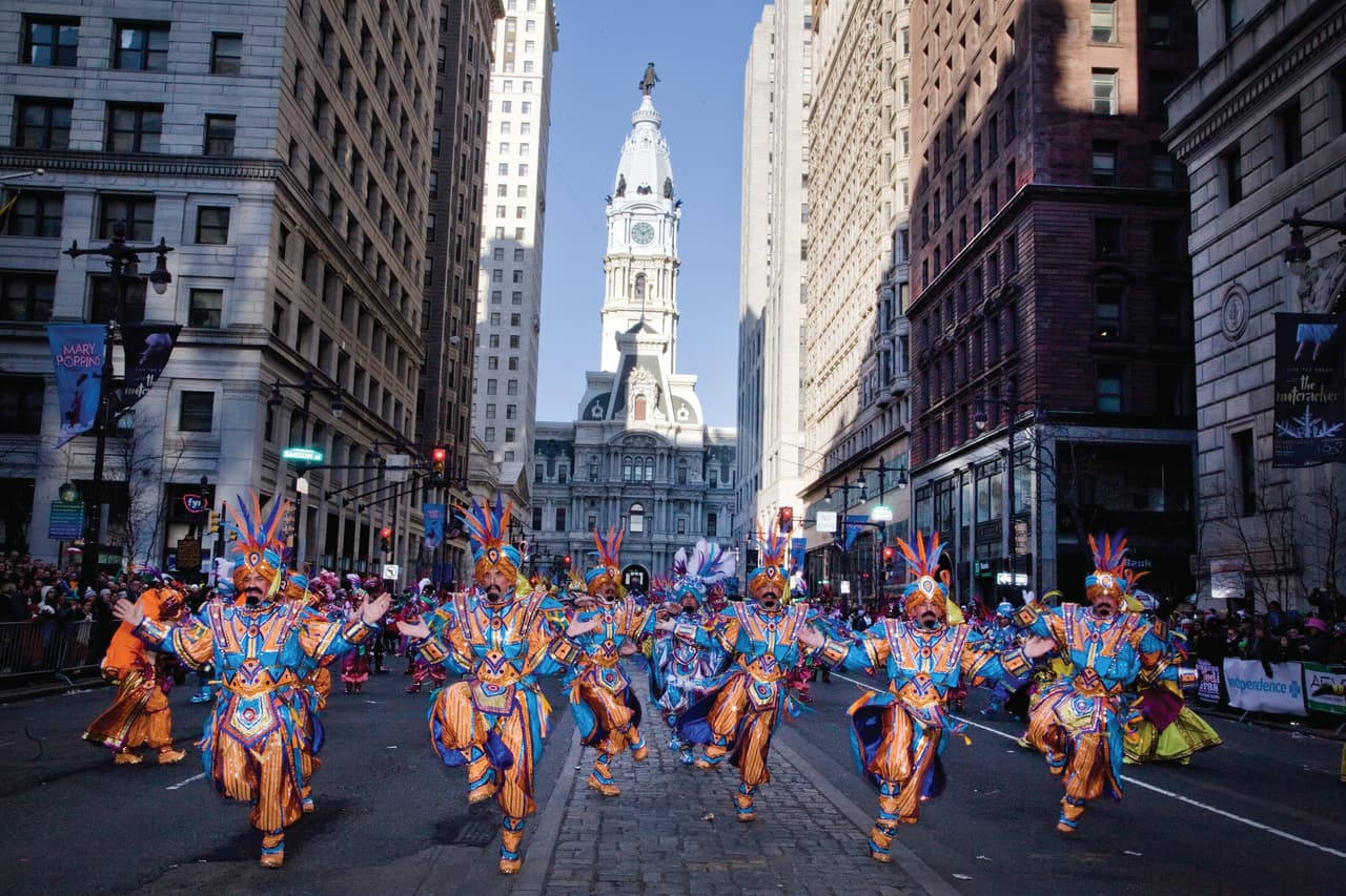 <b>Parada de los Mummers</b>: Filadelfia hace sus celebraciones del 
<b>Día de Año Nuevo</b> presentando el extravagante 
<a href="https://www.univision.com/local/philadelphia-wuvp/mummers-parade-2022-regresa-filadelfia-ano-nuevo">Mummers Parade</a>. Este desfile se remonta al siglo XVII y está asociado con la tradición de 
<b>Mummers Play </b>en el 
<b>Reino Unido</b> e 
<b>Irlanda</b>. Las casas club en 2nd Street en el distrito Pennsport del sur de Filadelfia sirven como sede para los escenarios y los miembros.
<br>