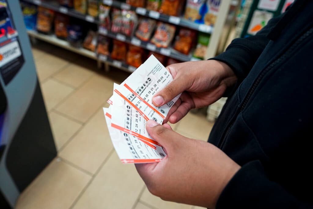 'Locura' por el Powerball: estos 5 estados no tienen lotería y sus habitantes cruzan las fronteras para comprar un billete 