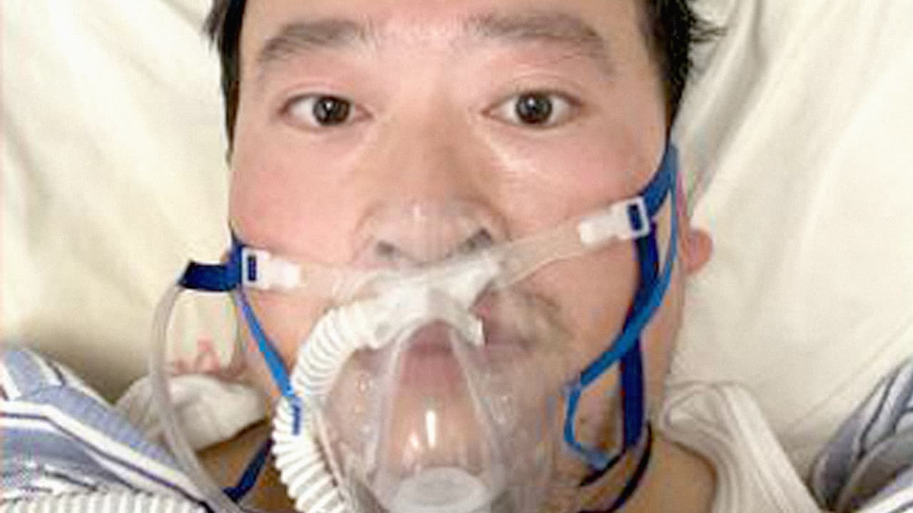 <b>La muerte del primer médico que advirtió la gravedad del coronavirus</b> 
<b>(7 de febrero)</b>. Li Wenliang, un médico que fue perseguido por el gobierno chino porque intentó alertar sobre un nuevo virus “similar al SARS” en diciembre de 2019, falleció en el mismo hospital donde trabajaba. Había publicado en Weibo, una red social similar a Twitter, una foto suya hospitalizado el 31 de enero, 
<a href="https://www.univision.com/noticias/salud/honores-al-heroe-de-wuhan-indignacion-tras-la-muerte-del-medico-que-advirtio-del-coronavirus-fotos-fotos">al día siguiente fue diagnosticado con coronavirus</a>.