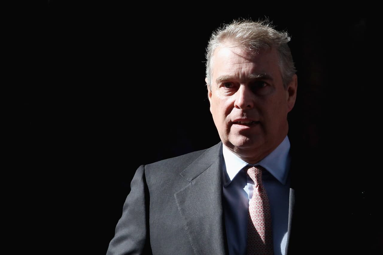 "Epstein, 'Andy', aproximadamente otras ocho chicas jóvenes y yo 
<b><a href="https://www.univision.com/noticias/criminalidad/las-reclutaban-afuera-de-la-escuela-los-escalofriantes-detalles-de-las-acusaciones-de-abuso-de-menores-contra-epstein" target="_blank">tuvimos sexo juntos</a></b>", dijo Giuffre, según lo citado por la cadena.