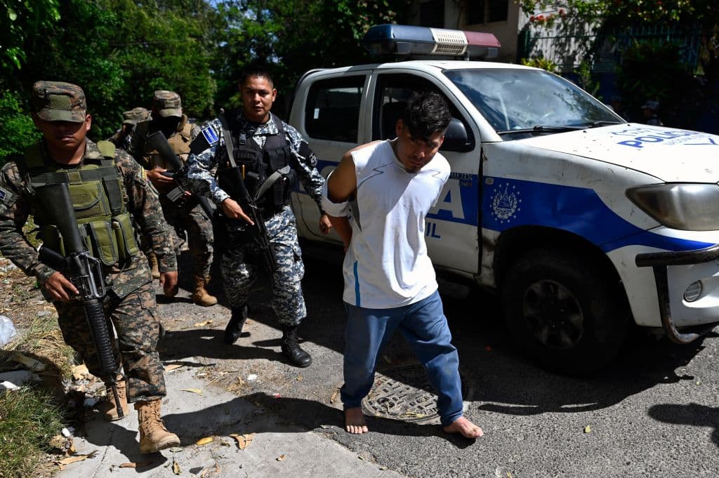 Más de 10,000 efectivos de la fuerza armada y de la policía de El Salvador, apoyados por fuerzas élites de seguridad, 
<a href="https://www.univision.com/noticias/america-latina/cerco-ciudades-soyapango-guerra-pandillas-bukele-salvador">cerraron el sábado por completo la ciudad de Soyapango</a>, en la periferia de la capital, buscando a los miembros de las pandillas que siguen operando en la zona.