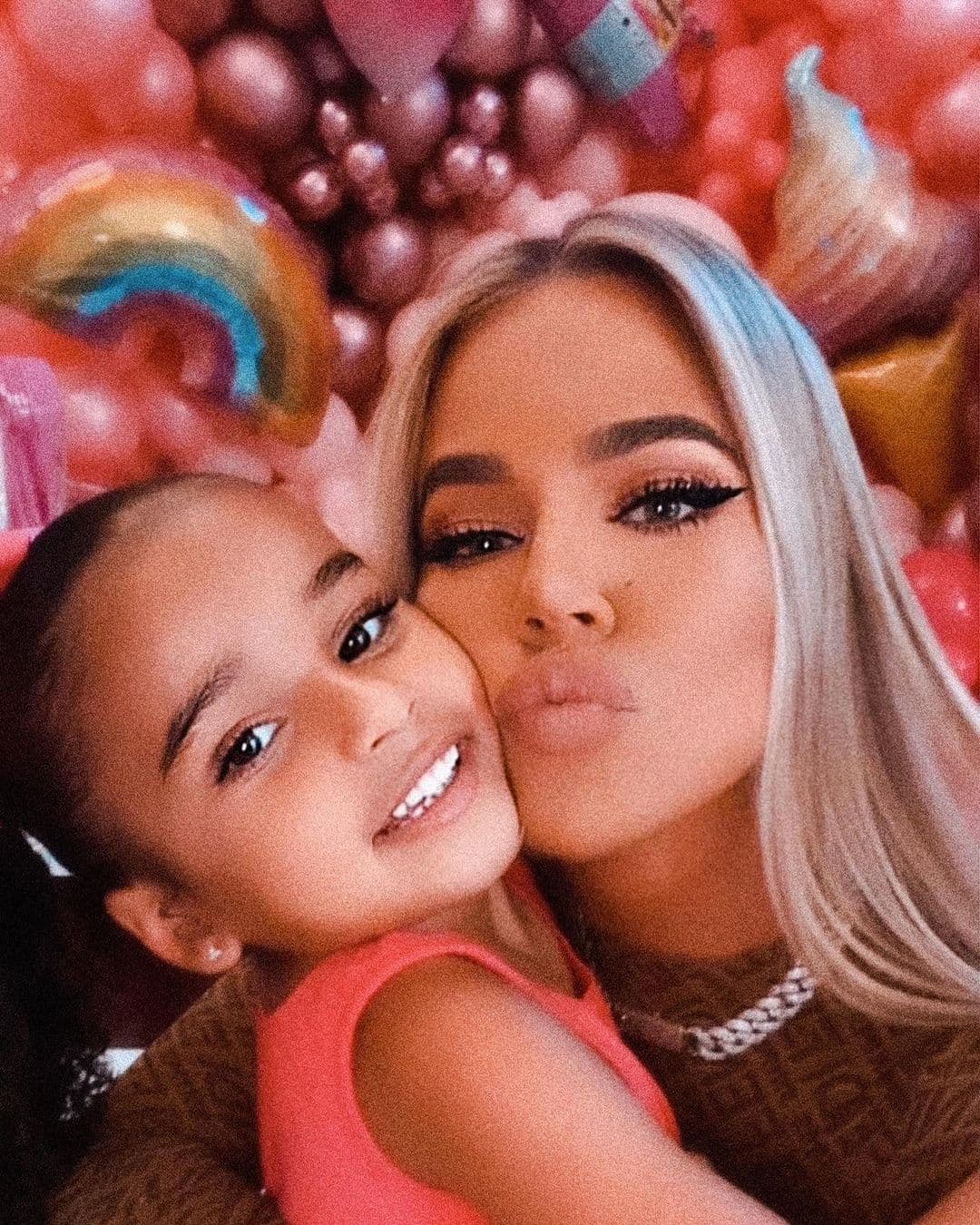 "Ser capaz de convertir a pequeñas personas realmente increíbles es un honor y un regalo", dijo Khloé Kardashian sobre su labor como madre en agosto pasado durante una entrevista a la revista Elle. 
<br>