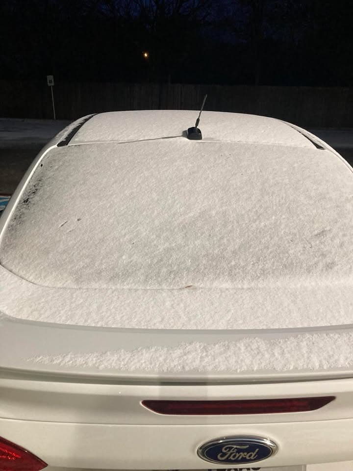 La tormenta invernal trajo una densa capa de nieve que cubrió la ciudad y varias zonas del centro de Texas. 
<br>
<br>Usuarios de Univision enviaron las imágenes de cómo vivieron la primer nevada del 2025.