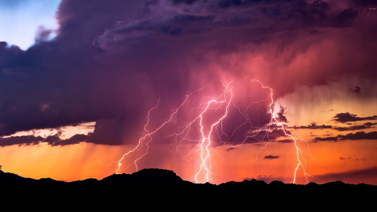 El mayor peligro durante una 
<b>tormenta eléctrica</b> es al exterior, y no hay un lugar seguro afuera cuando se presenta alguna en el área, de acuerdo con el Servicio Meteorológico Nacional (NWS).