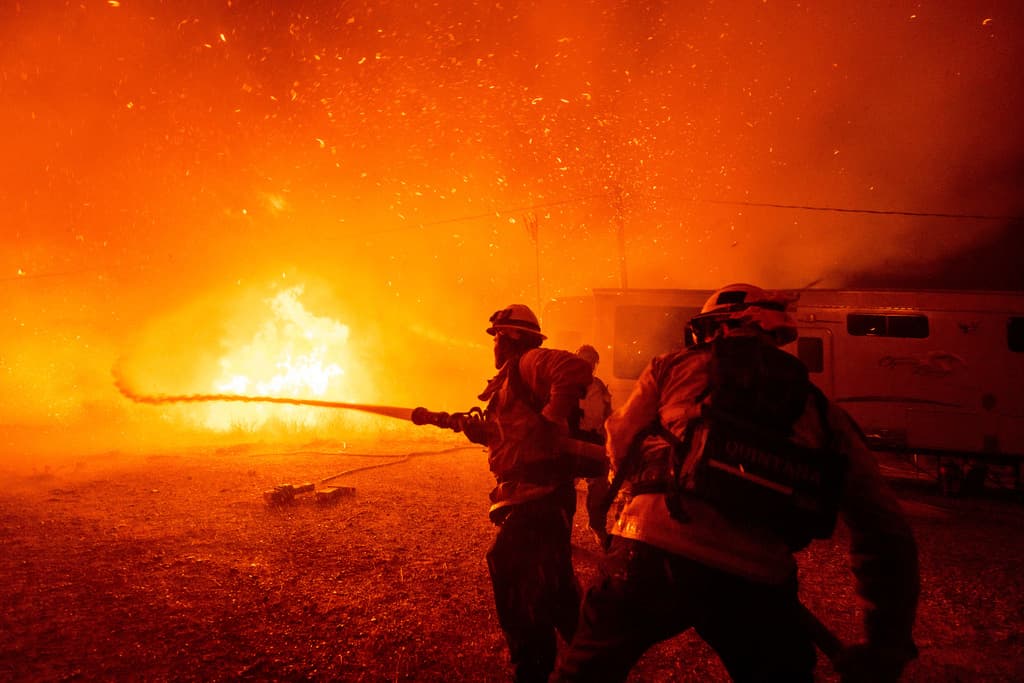 Más de 50,000 personas bajo órdenes o advertencias de evacuación en California, donde un nuevo incendio quemó más de 10,000 acres en un solo día