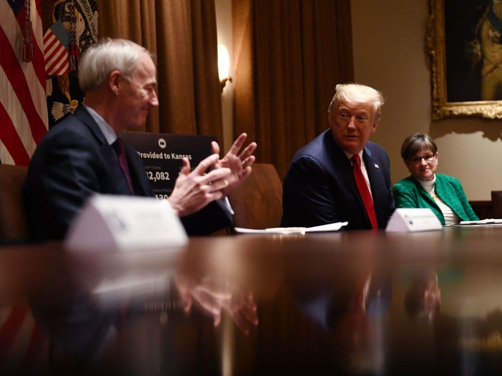 En Kansas la gobernadora es conservadora, Laura Kelly. En la imagen, durante una reunión con el entonces presidente Donald Trump en la Casa Blanca en mayo de 2020.