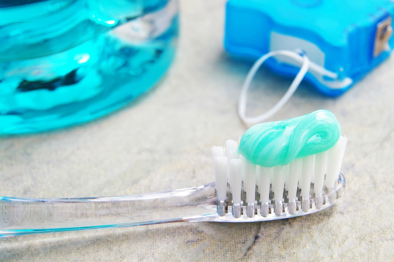 Olvidar un ciclo de cepillado e hilo dental al día puede no ser el fin del mundo pero poco a poco puede provocar halitosis.