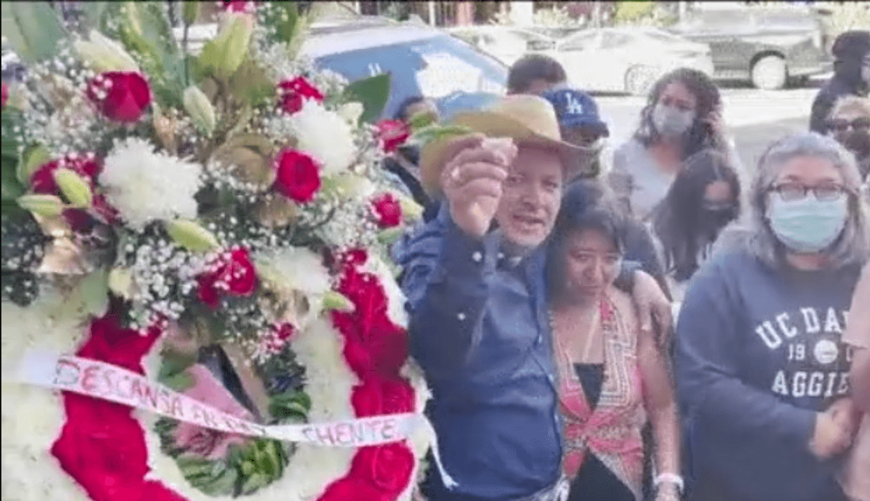 Miembros de la comunidad se empezaron a dar cita este domingo en Hollywood desde que se enteraron del fallecimiento de 'El Charro de Huentitán'. Los seguidores del artista se han acercado con flores, velas y otros elementos que han dejado encima de su estrella en El Paseo de la Fama para honrar su memoria. “Lo llevamos en lo más profundo de nuestra alma”, dice un fanático en medio del llanto.