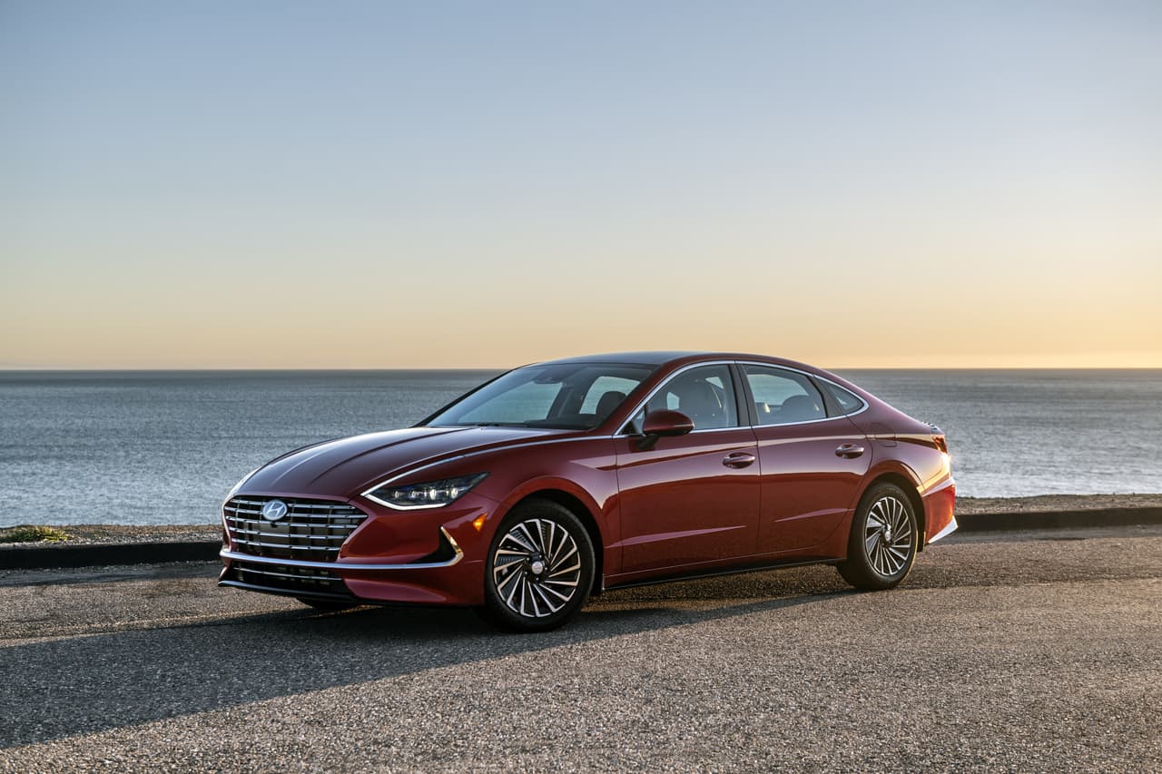 El nuevo Hyundai Sonata Hybrid 2020 es motivado por un motor cuatro cilindros de 150 caballos de fuerza y 139 lb-pie de torque, junto a un motor eléctrico de 51 caballos de fuerza (39 kW) y 151 lb-pie de torque.