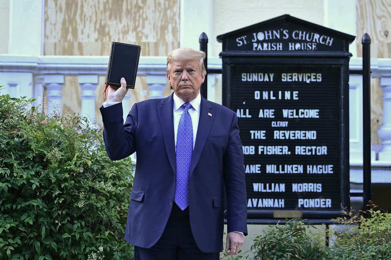 <b>Trump contra las protestas raciales (1 de junio).</b> El presidente sostiene una Biblia frente a la Iglesia Episcopal St. John, en Washington DC, luego de que autoridades federales 
<a href="https://www.univision.com/noticias/se-burla-del-cristianismo-lideres-religiosos-reaccionan-a-la-visita-de-trump-a-una-emblematica-iglesia-video" target="_blank">disolvieran una manifestación racial frente a la Casa Blanca</a>. La muerte del afroestadounidense George Floyd en custodia de la policía motivó una de las oleadas de protestas más intensas del país y Trump reprimió algunas de ellas utilizando fuerzas federales, e imponiéndose a las autoridades locales.