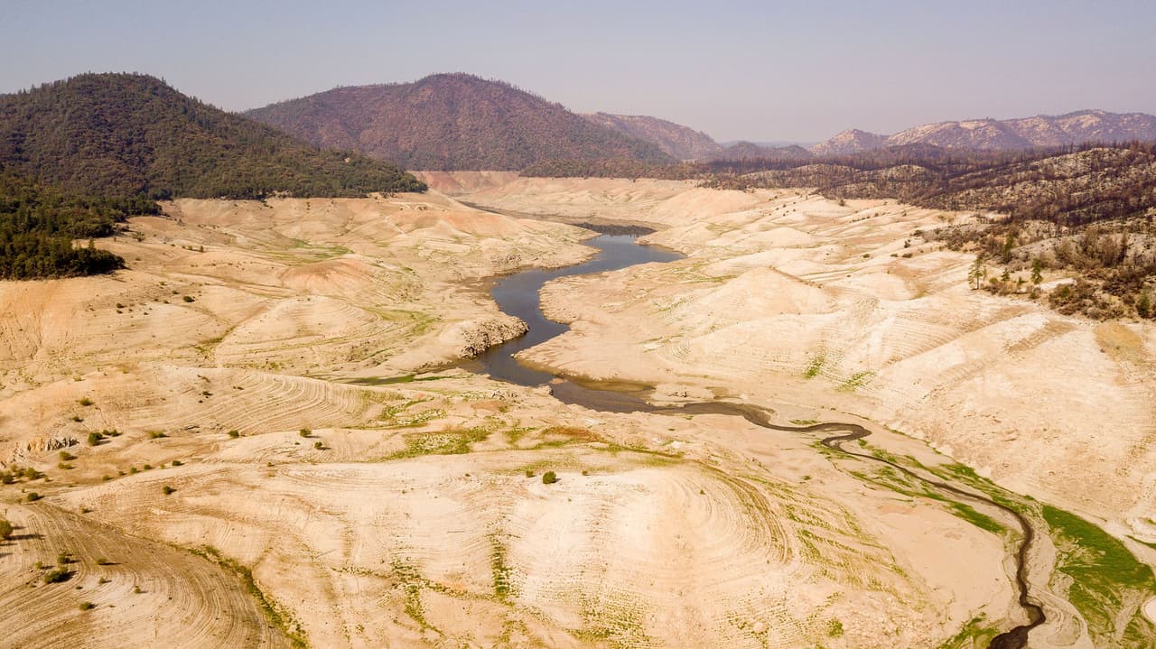 <b>La implacable sequía en el oeste de Estados Unidos</b>
<br>
<br>El lago Oroville de California al 23% de su capacidad el 5 de septiembre, una de las consecuencias de la cruenta sequía que ha afectado la zona en 2021. 
<br>
<br>El oeste de Estados Unidos está cada año más seco y la mayoría de los científicos responsabiliza de este fenómeno al cambio climático. Un reportaje de NPR explica que 
<a href="https://www.npr.org/2021/06/09/1003424717/the-drought-in-the-western-u-s-is-getting-bad-climate-change-is-making-it-worse"><u>2020 fue uno de los años con menos lluvias en la mayoría de los estados del suroeste</u></a> desde que comenzaron estos registros en 1895.