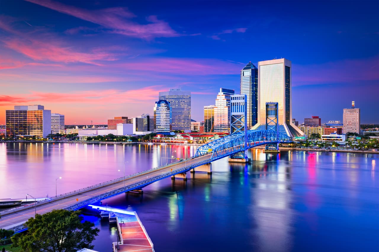 <h3 class="cms-H3-H3">22. Jacksonville, Florida</h3>
<br>
<br>➡️ 
<b>Precio promedio, mayo 2022:</b> $439,000
<br>
<br>➡️ 
<b>Aumento en el precio promedio, de mayo de 2021 a mayo de 2022: </b>+26.2%
<br>
<br>➡️ 
<b>Promedio de días que dura una casa en el mercado: </b>30
<br>