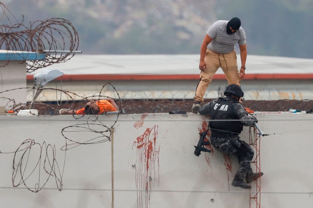 "Según información preliminar, alrededor de 68 privados de libertad fueron asesinados y otros 25, heridos", informó la Fiscalía de Ecuador en Twitter al reportar el resultado de los primeros enfrentamientos.