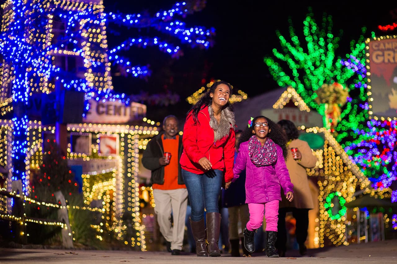 <b>Stone Mountain Christmas</b>
<br>
<b>Fechas</b>: 11 de noviembre al 2 de enero
<br>
<b>Lugar</b>: Stone Mountain Park. 1000 Robert E Lee Boulevard. Stone Mountain, GA
<br>
<b>Sitio web</b>: 
<a href="https://stonemountainpark.com/activity/events/stone-mountain-christmas/">https://stonemountainpark.com/activity/events/stone-mountain-christmas/</a> 
<br>
<br>Sumérgete en la magia navideña con un espectáculo navideño de drones, luces deslumbrantes, música festiva, espectáculos espectaculares, personajes navideños y mucho más.