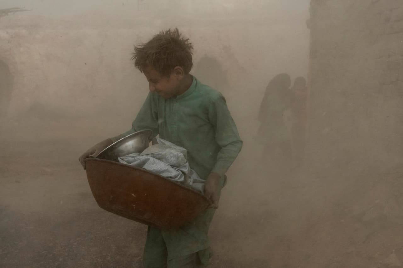 En la foto, un pequeño de 9 años trabajando en duras condiciones. 
<b>Los niños trabajan con una determinación y una responsabilidad más allá de su edad potenciada porque saben las necesidades que atraviesan sus familias. </b>