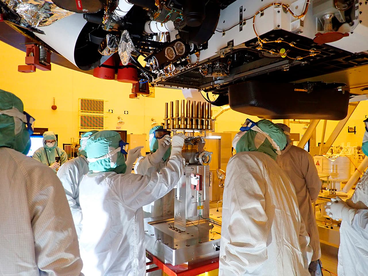 Ingenieros de la NASA trabajando en la sonda Perseverance en mayo de 2020. "Históricamente hemos hecho cosas increíbles en los tiempos más difíciles", dijo el administrador de la NASA, Jim Bridenstine, minutos antes del lanzamiento de esta misión.