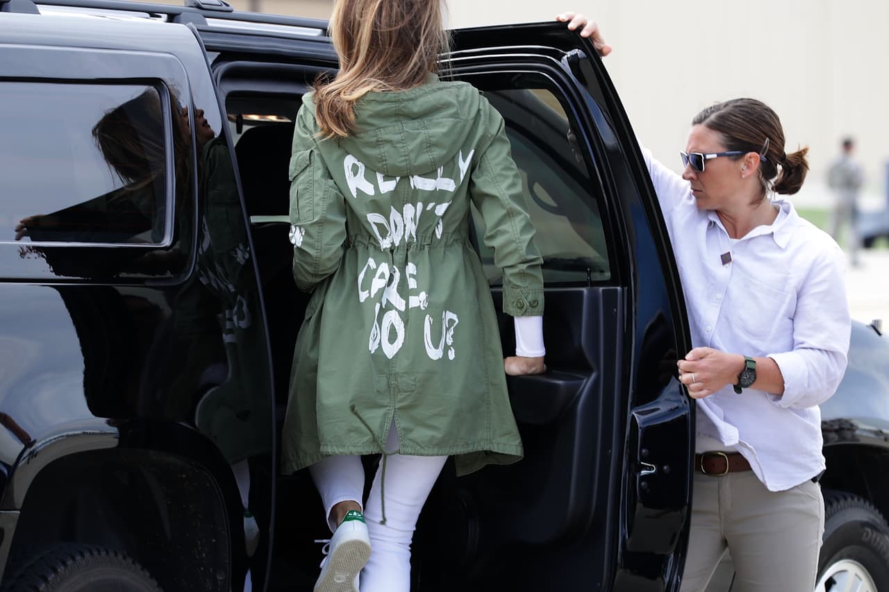 <b>No le importa:</b> La primera dama estadounidense lució una chaqueta con un mensaje en la espalda que decía "Realmente no me importa, ¿y a tí?". 
<a href="https://www.univision.com/temas/melania-trump">Melania Trump</a> había viajado a Texas a visitar los centros de internamiento para niños separados de sus padres en la frontera con México.