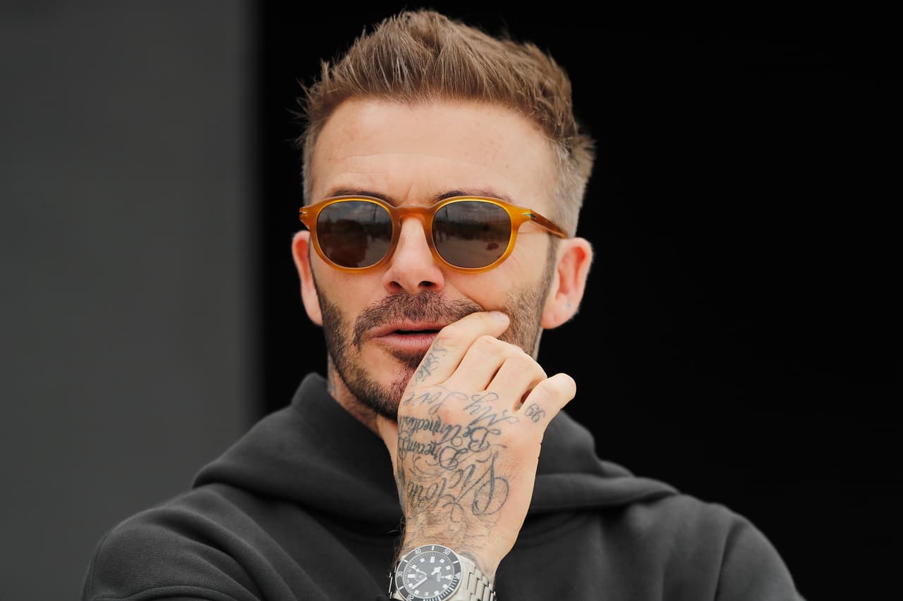David, quien tiene cuatro hijos con la también diseñadora, decidió inmortalizar su amor con un tatuaje. En su mano derecha tiene escrito en letra manuscrita 
<b>Victoria,</b> el nombre de su esposa.
