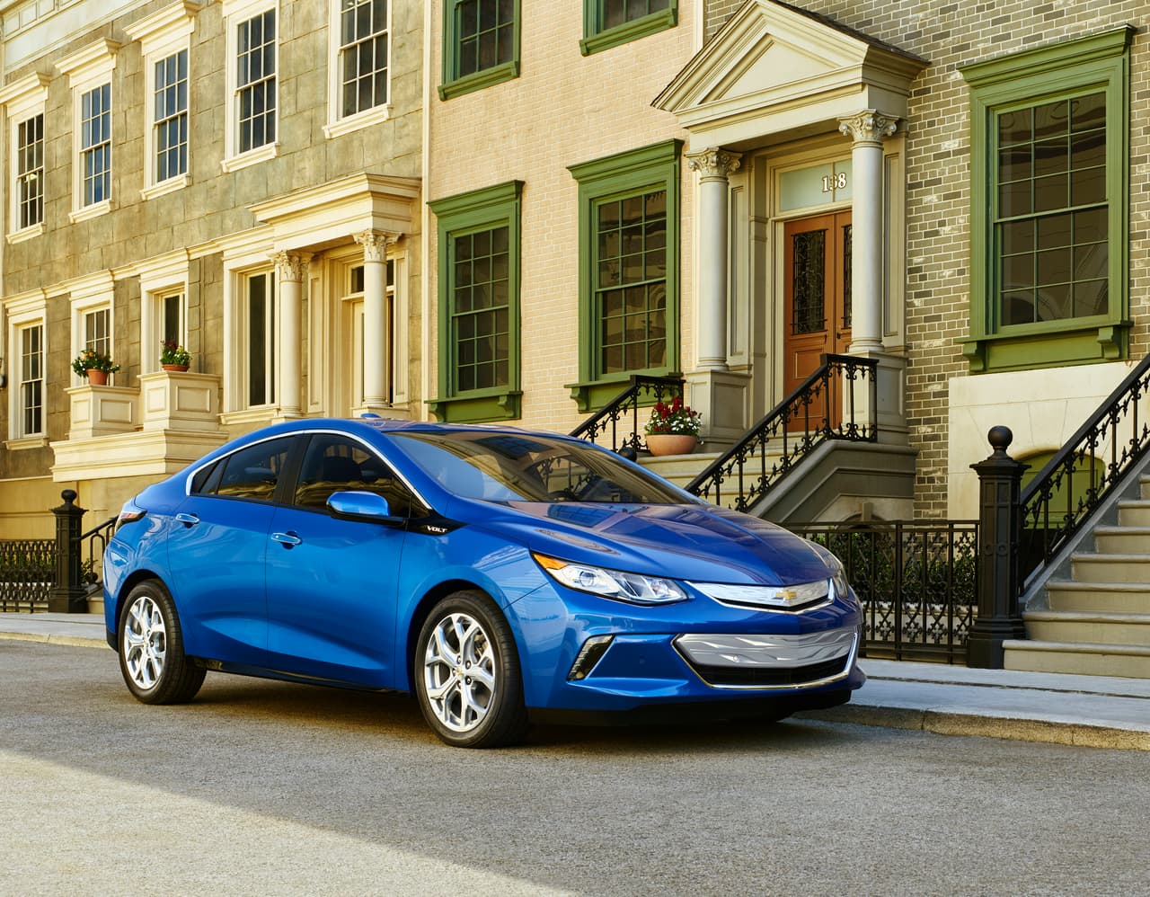 El Chevrolet Volt superó las 110,000 unidades vendidas a nivel mundial y se coloca en el tercer escalafón de este ranking. EL Volt 2016 llegó con un diseño más convencional y atractivo y también con una impresionante autonomía de 400 millas con una sola carga