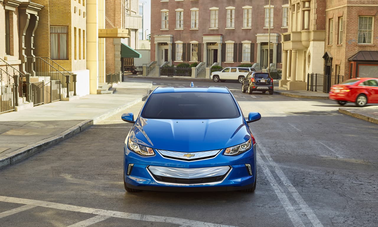 El Volt 2016 es un eléctrico con extensor de autonomía de gasolina. Entrelas mejoras del nuevo modelo incluye una mejor aceleración y más espacio interior. El Chevrolet Volt debutó en diciembre de 2010.