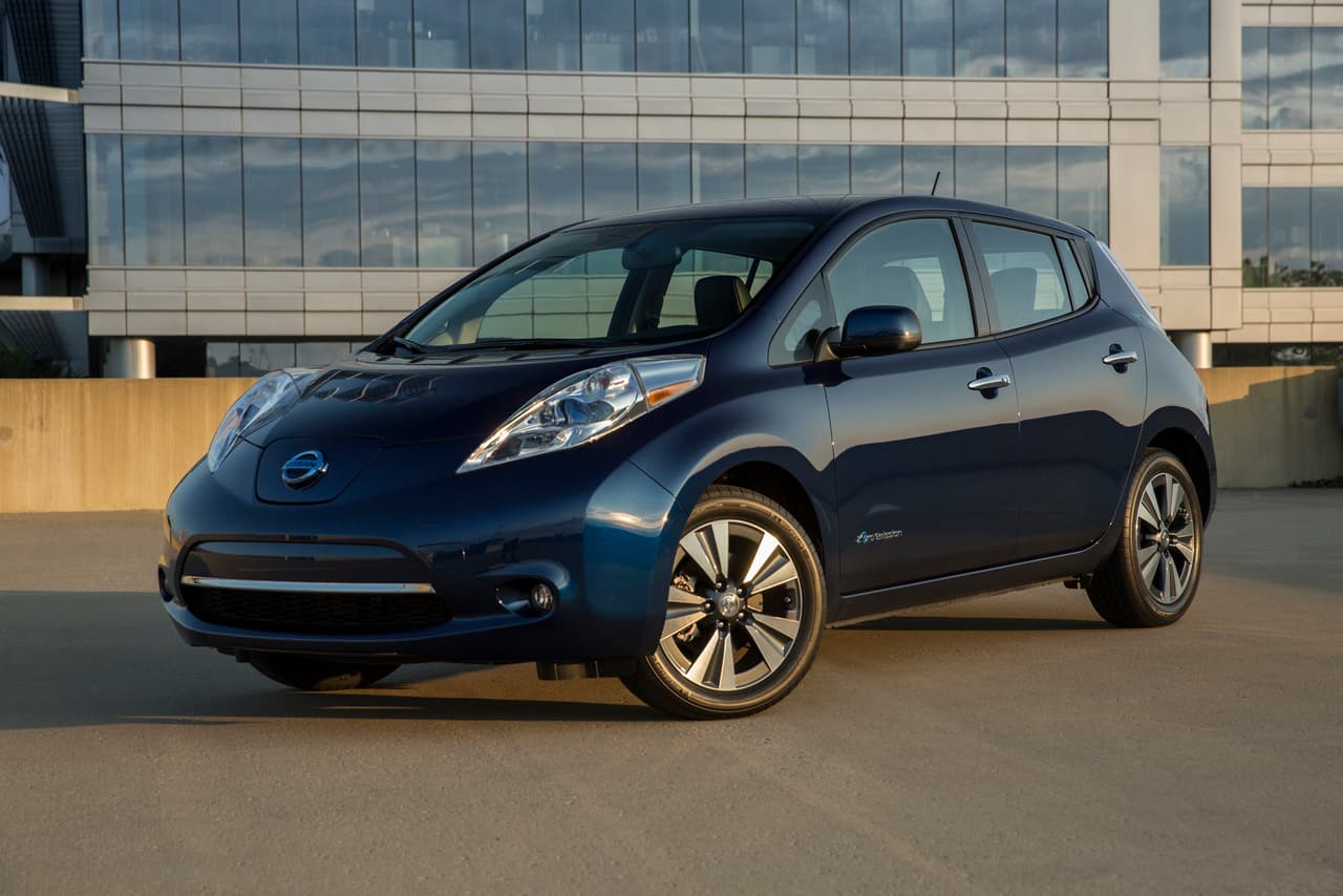 Con 218,000 unidades colocadas, Nissan Leaf encabeza el club de los coches eléctricos más vendidos en todo el mundo. El modelo 2016 que aparece en la imagen cuenta con una batería de 30kWh que le permite alcanzar las 107 millas con una sola carga, en los modelos SV y SL.