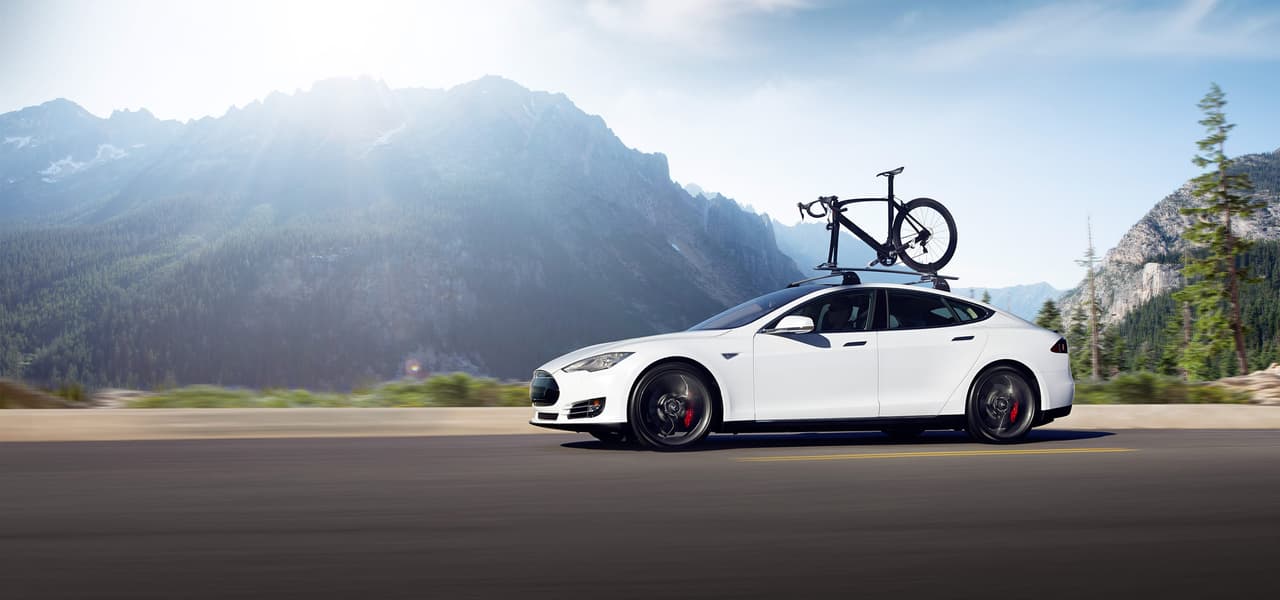 El Model S es un sedán de 4 puertas que recibió 5 estrellas, la máxima puntuación, en las pruebas de seguridad de la NHTSA. Con dos motores, uno al frente y otro en el sector posterior, es capaz de ir de 0 a 60 mph en sólo 2.8 segundos cuando está equipado con la opción de potencia llamada "Ludicrous". Hasta ahora Tesla ha vendido cerca de 120,000 unidades a nivel mundial