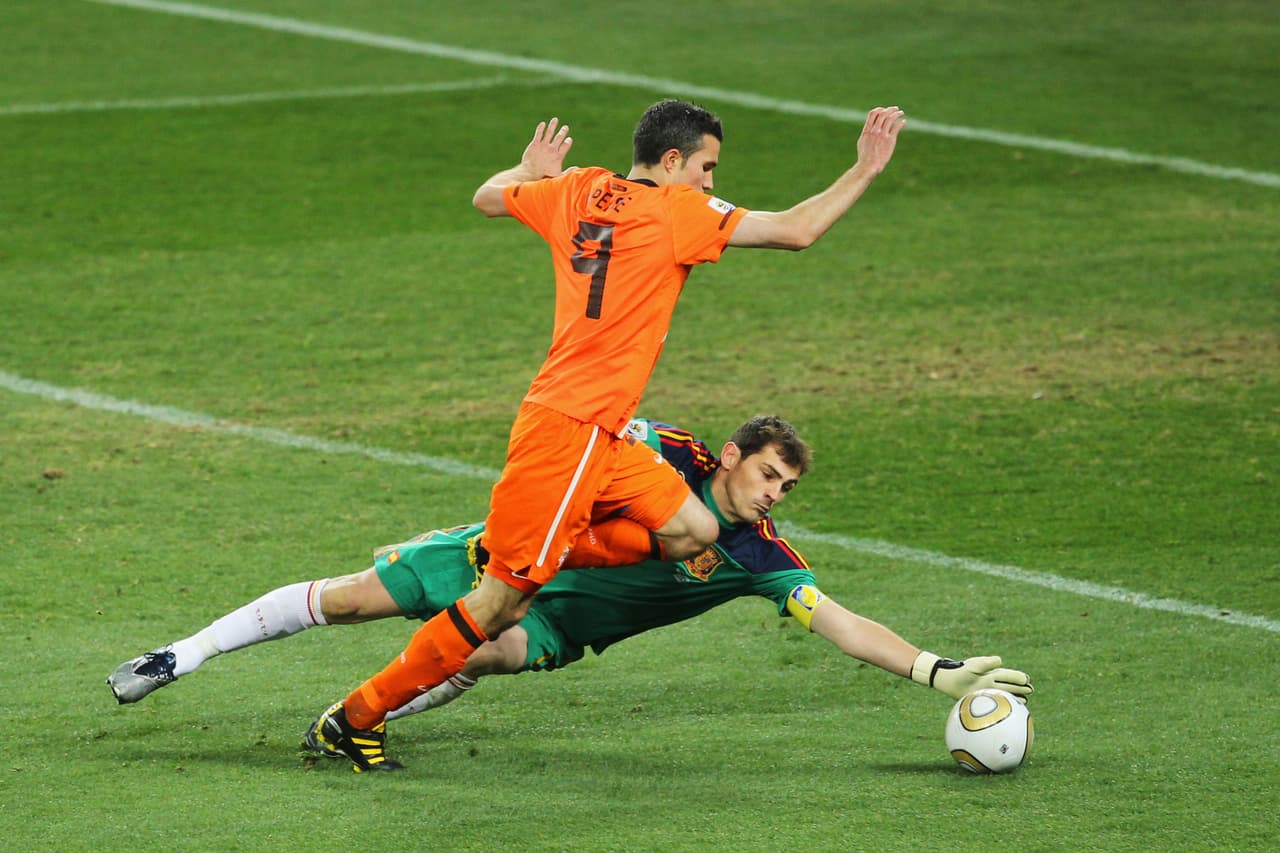Casillas demostraría precisamente que podía ganar cualquier competencia y en su espectacular capacidad estuvo el título mundial de España. Increíbles atajadas suyas fueron clave en la final contra Holanda en Sudáfrica 2010.